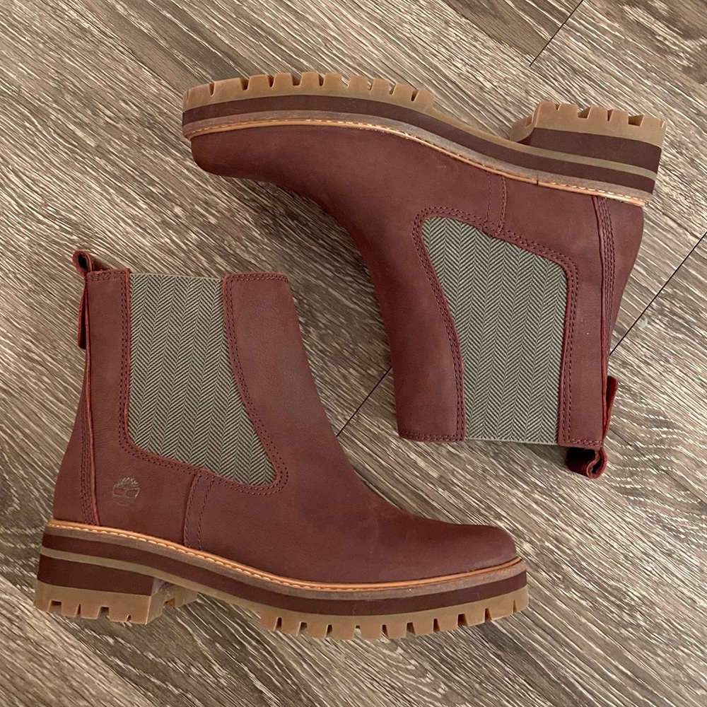Timberland WOMEN'S COURMAYEUR VALLEY CHELSEA BOOTS